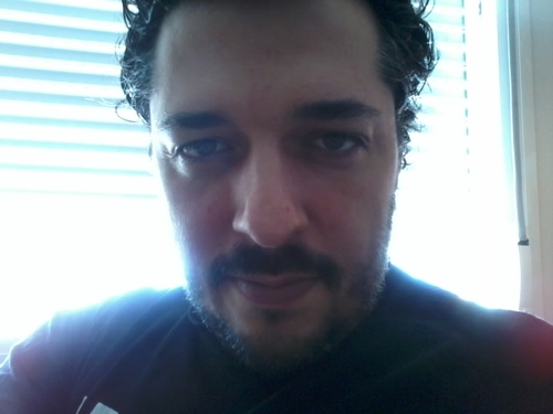 Ni de aquí ni de allí. Ni bueno ni malo. Ni listo ni tonto. Más guapo que feo. Más pobre que todas las cosas. Tirando a feliz cuando no me aprietan demasiado.