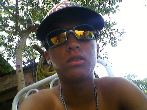 Saudade é um sentimento que quando não cabe no coração, escorre pelos olhos.