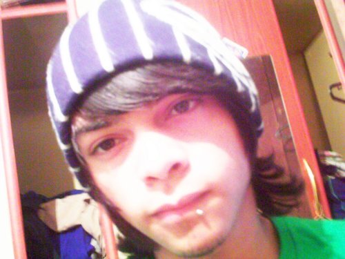 Guitarrista,skatista,16 anos,pequeno,hardcore, integrante da banda Osiris,estuda cedo,dorme a tarde e sai a noite...por ai vai