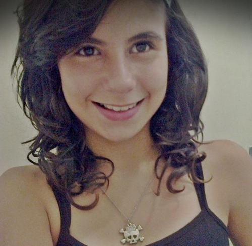 13 anos,Muito Ciumenta,adoro meus ♫ fones de ouvidos ♪ com eles posso viajar em meus pensamentos..†