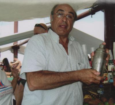 Psiquiatra, psicoterapeuta felizmente casado, cuatro hijos, cinco nietos, muchos amigos. Exalumno Marista Promocion 1960 y de la UNCUYO Medicina 1968.