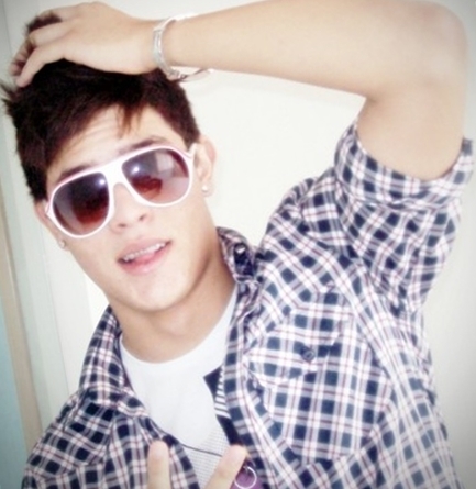 Jogador de FUTEBOL, Alegre, Filho de DEUS, Amo minha familia, Feio, fofo e CHEGA! haha OI EU SOU O LUCAS BORGES *-*