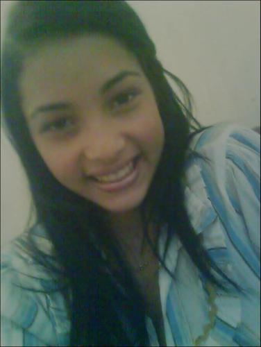 Comprometida, virginiana, chata, ciumenta, muuuito bipolar, é sou eu rs