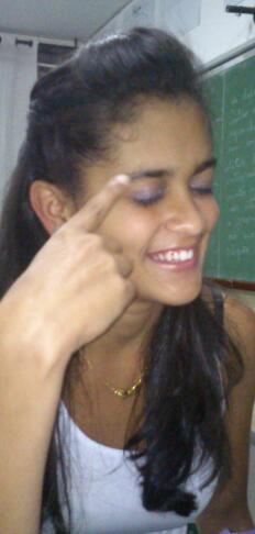 Sou a Máàh,tenho 17 anos,taurina,meio louca e mega desastrada( Panda Morcega sabe como ninguém disso)... sou sincera até demais....etc  :)