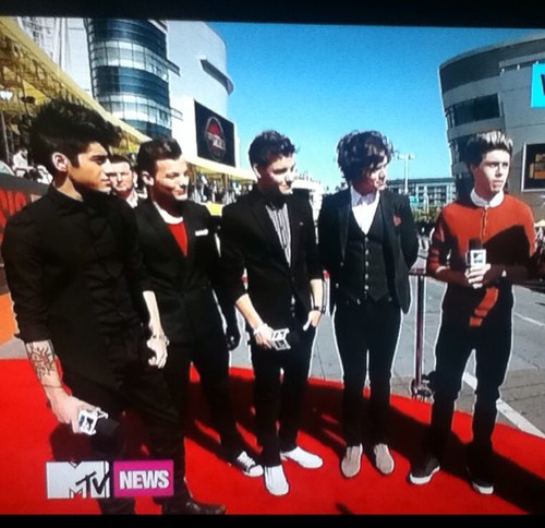 Hazza_and_1D's profile picture. I have a very sad life of a fangirl so leave meh alone!!Dx Im gonna poop my emotion now. xox Yee One Direction!!! MY BABYS