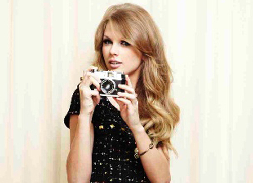 This a FC dedicated to my idol Taylor Swift and Twilight! I follow fans back! 
Follow my twitter: @CamiilaGasparin
Since 03/15/2012