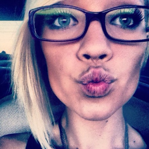 thebrookenicole's profile picture. lover of God, makeup artist, & mama