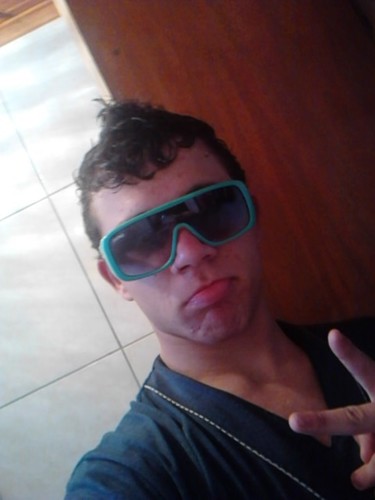 Alex Sandro ,17 anos, germiano,ciumento.dançarino,Deus ,amigos e familia,
