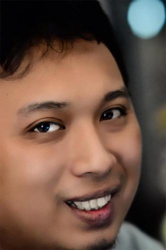 I ain't bad nor god. Just ordinary person.

Keep trying to smiLe,, just keep moving...