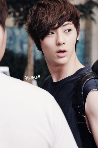 อันยองคร้าบบบ !! ไม่ต้องบอกก๊คงรู้(?) -3- ผมมินนี่หรือ มินฮยอนคร้าบบ ผมหล่อ  และผมน่ารักนะครับ ^O^ พรีสฟอลโล่วมี ... แจกจูบครับ
