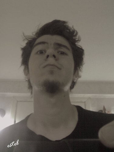Kimi zaman EsteL kimi zaman Eriol...Gece vardiyası yazarı...Karalama defteri dolduran kişi...