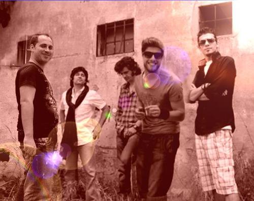 Oriundos de Almada, os Flashbackers são uma banda de originais, de rock n´roll, fundada pelo vocalista Carlos Santos, a 5 de Setembro de 1992.