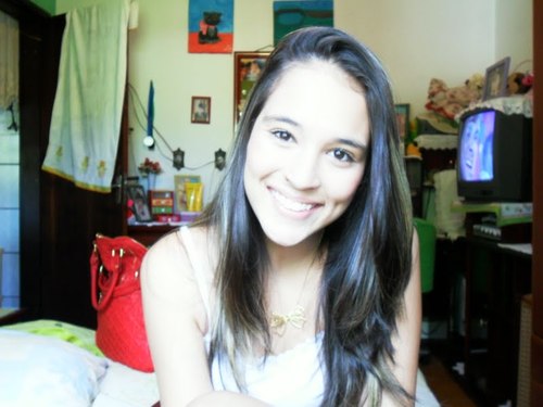 17 anos, São Paulina ♥, geminiana,chata, teimosa, extressada, ciumenta, sentimental, querida, sincera,carinhosa, vaidosa, companheira, simpática, . ;$