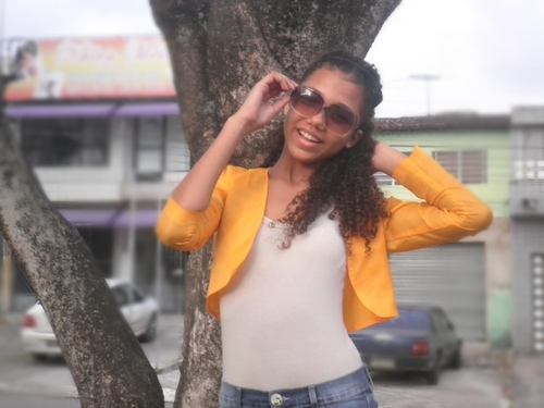 16 anos, último ano escolar, almejo ser estudante de direito, Sou autêntica, adoro novidades, amo meu blog e escrevo com imensa satisfação.
Foco, Força e Fé!