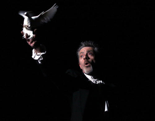 Magician & Illusionist Paul Lee performs stage & close-up magic for corporate, school assemblies, library & family audiences world wide. Voted Best Magician