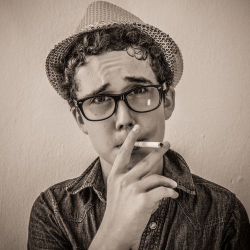 THermanPolloni's profile picture. Réalisateur et scénariste à mi-temps, rêveur fou à plein temps.