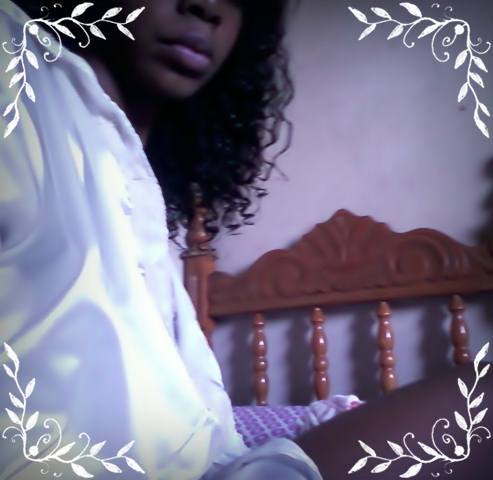 Sou morena tenho 13 anos, corinthiana, feliz quase sempre, 1,40 de altura ....... sou um pouco louca, animada......isso é sóoo
