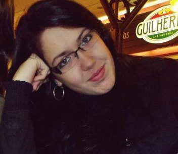 --  ♓   --   Não sou de deemonstrar sentiimentos, mas sou cheiio deles. Eu sofro em silêncio, amo com o olhaar e falo por sorriisos.      - Bob Marley