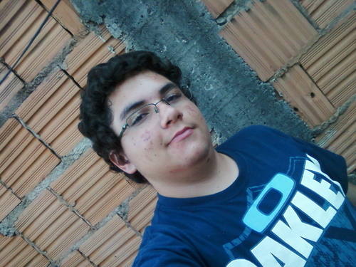 Sou diferente, porém isso me torna  especial. Sou alegre, triste, chato, legal, bonito, feio e bondoso. Não sou normal, ruim, emburrado e rueiro.