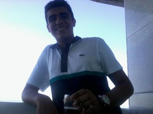Tenho 15, Solteiro,festas,gosto de twiitar.