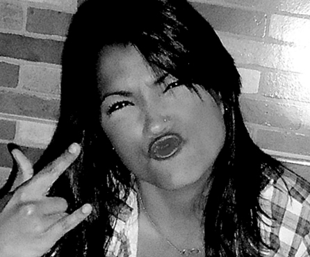 linda , chata , doida , Irritante , & chorona !  
amo minha @Pimentinha_32K . & minha @suabelha_ s2 .