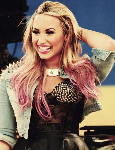 (Nineteen 19) I'm litterally in love with music. Everything I do in life is for music. If I could, I would marry music ♥ {D.Lovato.