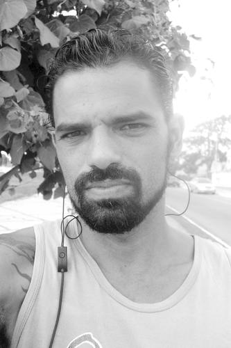 Sou palavra muda / vívido silêncio / Emoção / 
Sou ruína de sonhos / Promessas quebradas / Ilusão / Sou o avesso da morte / mas eu não sou vida / Solidão