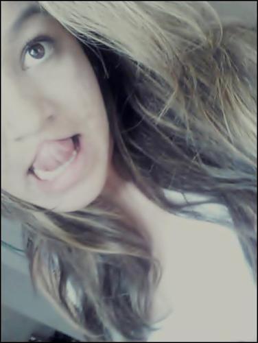 - Sou filha do príncipe dos exércitos, aquele que do céu estremeceu o inferno . Então não tem nada que possa me parar ♪
