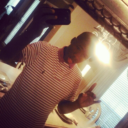 Well , Befoe Yu Start Being Noisy Tweet Peeping && Shit Gone Go Make That White Button Blue ii Follow Back ..