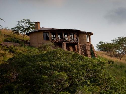The Emakoko is a boutique lodge on the border of Nairobi National Park