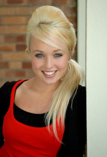 i love jorgie porter she a brillant actor wish she would follow me