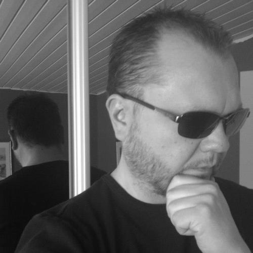 över 40, twittrar om seriösa ämnen och rolig saker, du får avgöra vad som är vad. Vilket kan bli svårt då jag också tillhör den ironiska generationen.