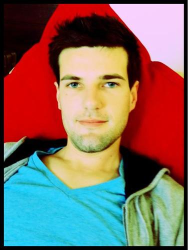 RianT87's profile picture. 