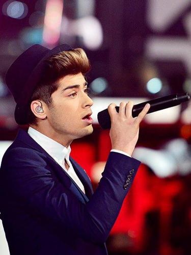 Hey ! I write #fanfics ! Check my favs ! I'm a true directionner and mixer ! Follow me (ASK FOR A FOLLOW BACK) ! Oh and Zayn followed me (in my dreams)
