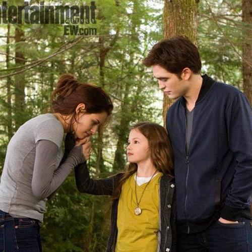 Hello, I christine mackenzie foy [reneesmee cullen] dawn twilight play in chapter 2. vampire one I have a family of cinema.