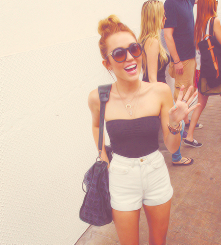 ObeyMileyC's profile picture. If someone tells you you’re not beautiful turn around and walk away, so they can have a great view of your fabulous ass. ||Rp.