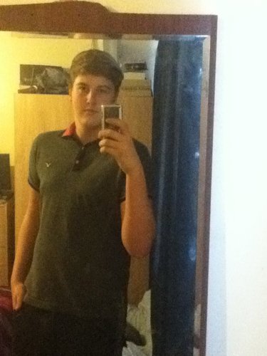iyyaa im 17,follow me ill follow back :)

rossington