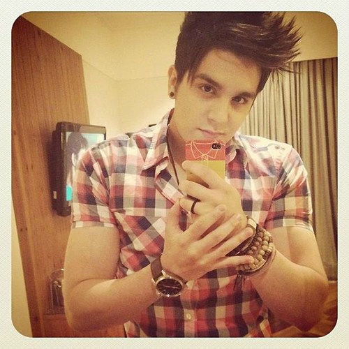 Amor é quando mesmo não estando ao seu lado,eu estou sempre com você.@luansantana criado dia 10/08/2011 / oficializado dia 11/08/11 Seguido Tio @AJ__26