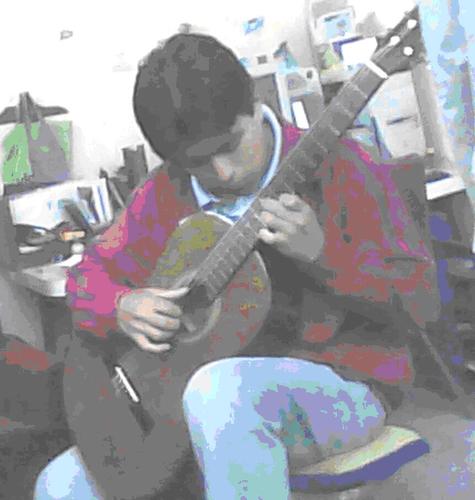 Nací hace algunos años, vivo con la música en mis venas y con la ciencia en mis pensamientos.