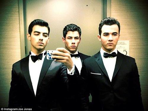 Hey everyone... I love The Jonas Brothers.Real Jonas Fan Verified Account ♥Jonatic♥ I love @jonasbrothers , @nickjonas , @kevinjonas,@joejonas...
