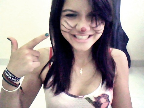17aninhos, viciada em jogos, apaixonada por supernatural, louca por rock&cia, chata e futura mestra em matemática   (:              Namorando ♥ @Unico_Diferente