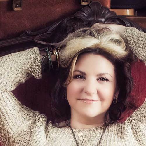 Auteur de mots-zaïques, jazzwoman, en-chanteuse et millionnaire de faits divers.  Ever heard of hybrid jazz? Janie's got her own brand of world jazz brewing...