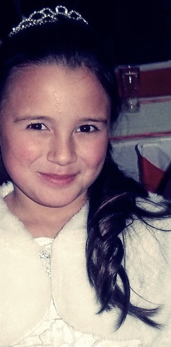 olhos castanhos,morena,aquariana,preguiçosa... 
sigo de volta se me pedir :)