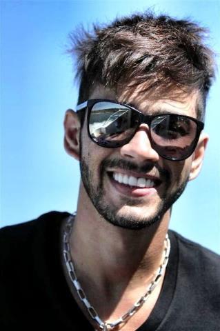 ... mas tem um sorriso meu, que é só seu. @Gusttavo_Lima !