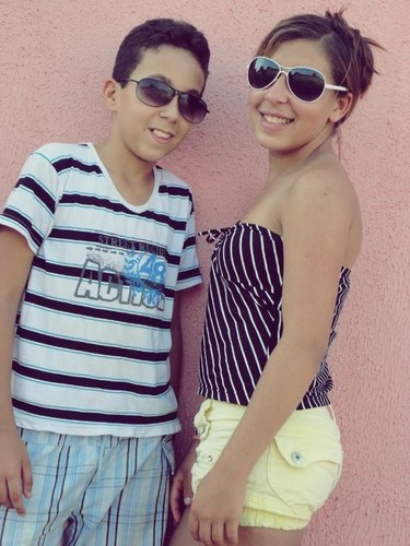 quantas vezes estava triste 
e tive que botar no rosto
um sorriso que nao era meu !!! Deus é fiel...