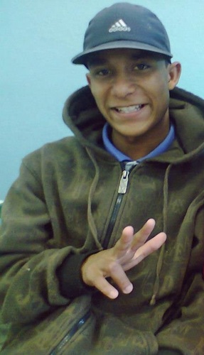 Soo Umm Meenino Humiilde , Seempre see esquivaando doo daa fresqueza , tristeza , ee preocurando seempre estaa coom oo soorroso noo roosto , EE SEEMPRE FEELIZ !