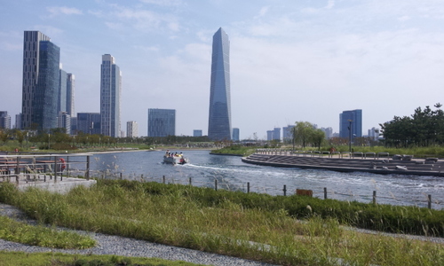 인천 송도의 센트럴 파크, 한가로이 오후의 공원 호수가를 걷노라니, 호수엔 보트에 몸을 실은 연인들의 모습이 너무 아름답고, 그 뒤로 우뚝 솟은 한국 최고의 높이를 자랑하는 65층 '동북아 트레이드 타워'의 위용과 어우러진 센트럴 파크, 한 껏 모습을 뽐내고 있구나!
