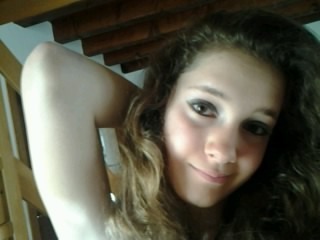 hi :) im anny and i love so much one direction♥ im 13 years old  :) my number is 3332532090