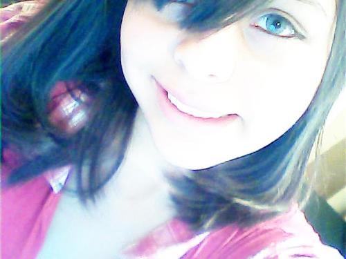 → A menina que cresceu rápido demais, de um jeito que ninguém percebeu. a menina que dá mais valor aos amigos do que a ela mesma. a menina que já virou a noite,