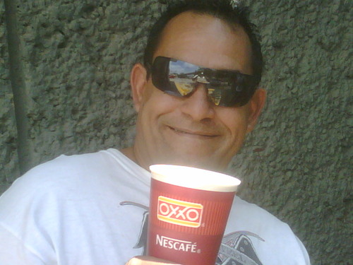 100 % cubano por naturaleza,amante de la propia naturaleza y todo lo que concierne a ella,critico,apasionado,buen amigo,honesto y reciproco.Asi me considero.